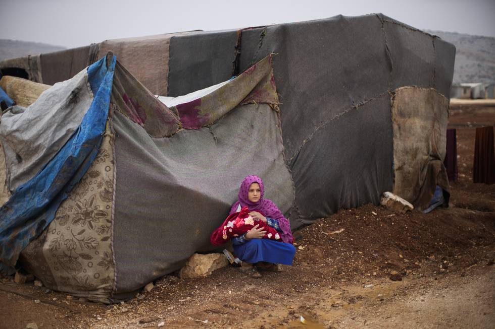 6,6 millioner syrere har ifølge FNs høykommissær for flyktninger (UNHCR) flyktet fra landet, og ytterligere 6,7 millioner er på flukt inne i landet, blant dem denne jenta i Sarmada, nord for byen Idlib. Foto: AP / NTB
