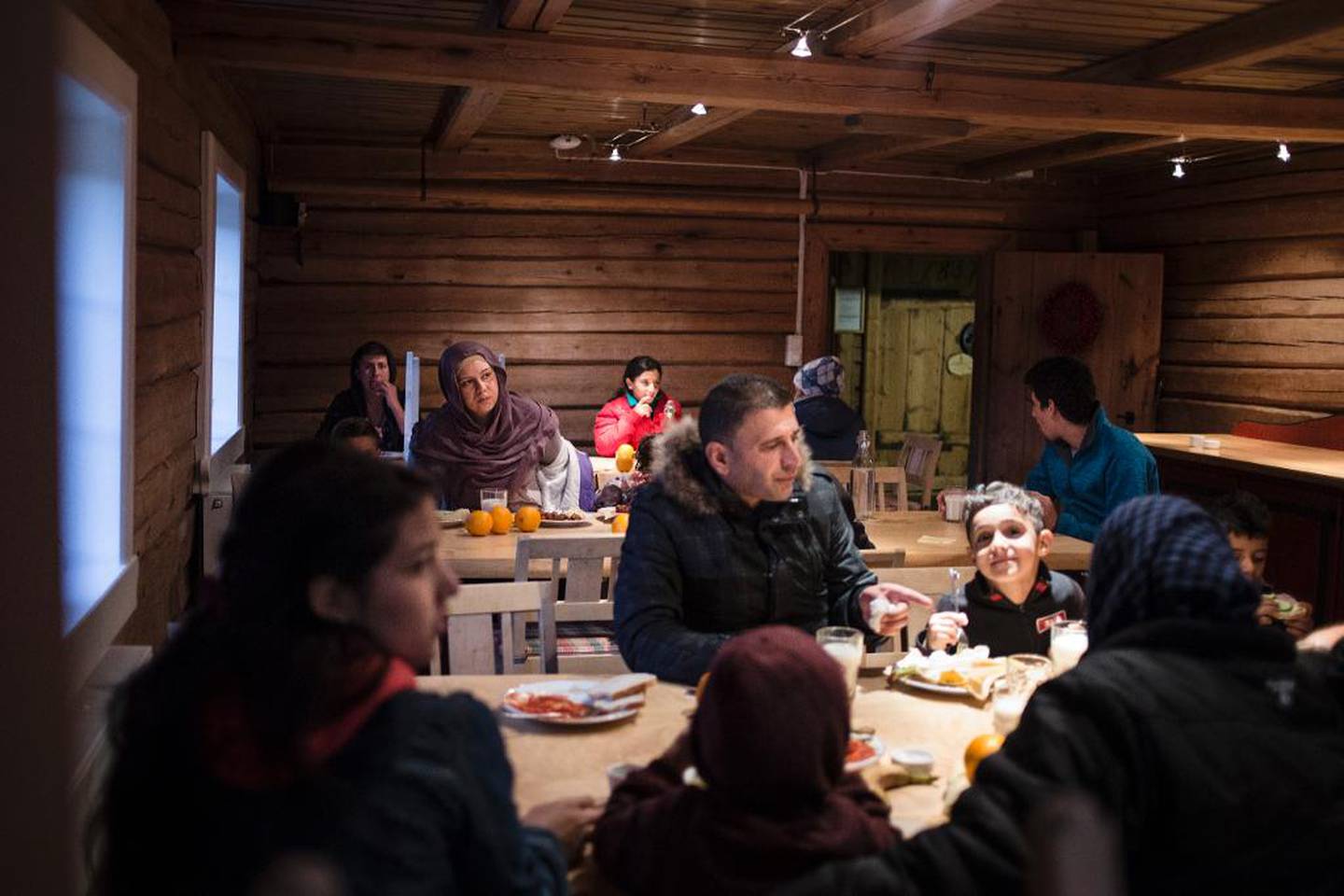 Det er uvant for flyktningene å spise den norske maten.  Selv om norsk laks regnes for luksusvare i Norge, er det ikke favoritten til syrerne. – Gi oss kylling og ris, så er vi fornøyde. Vi trenger ikke dyr mat, kylling er billig, hvorfor kan vi ikke få det? undrer «Hassan».