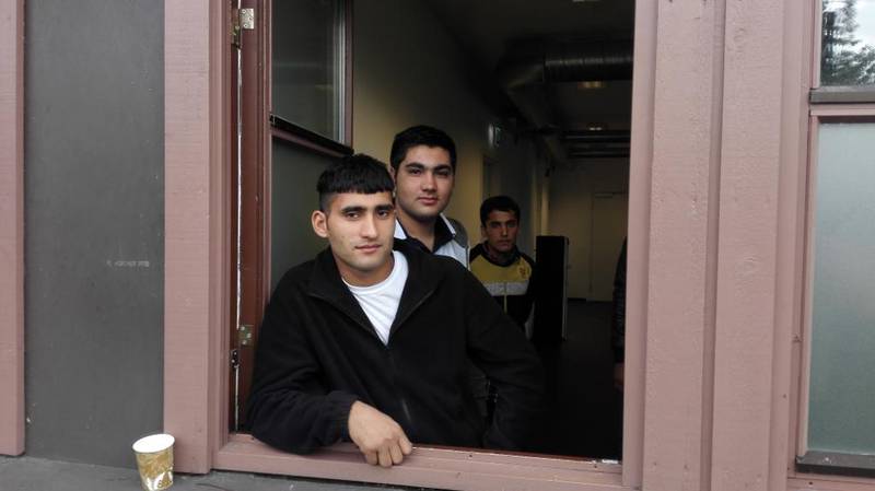 Saleyman (foran) er 17 år. Han har reist fra Afghanistan. Nå venter han på Tøyen sammen med ti andre Afghanere. De sier de blir godt behandlet.