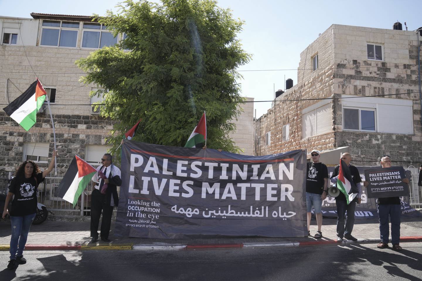 Demonstranter i Jerusalem protesterer mot drapet på den palestinske journalisten Shireen Abu Akleh, i forkant av president Joe Bidens besøk fredag. Foto: Maya Alleruzzo / AP / NTB