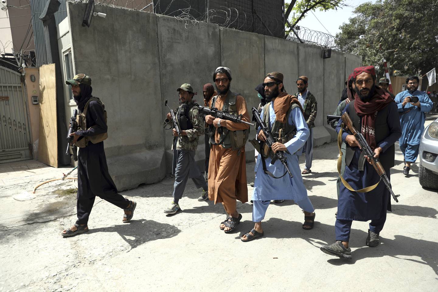 Taliban-krigere patruljerer i Wazir Akbar Khan-nabolaget i Kabul. Taliban sier de vil respektere kvinners rettigheter, men mange aktivister tror ikke et ord de sier. Foto: Rahmat Gul / AP / NTB