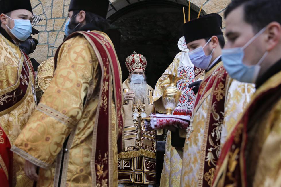 TRAGISK DØDSFALL: Den rumensk ortodokse kirke har høy oppslutning i Romania, hvor 80 prosent av befolkningen er medlem. Forrige uke døde et spedbarn etter en barnedåp. På bildet er erkebiskop Teodise (i midten) avbildet i forbindelse med en seremoni høsten 2020.