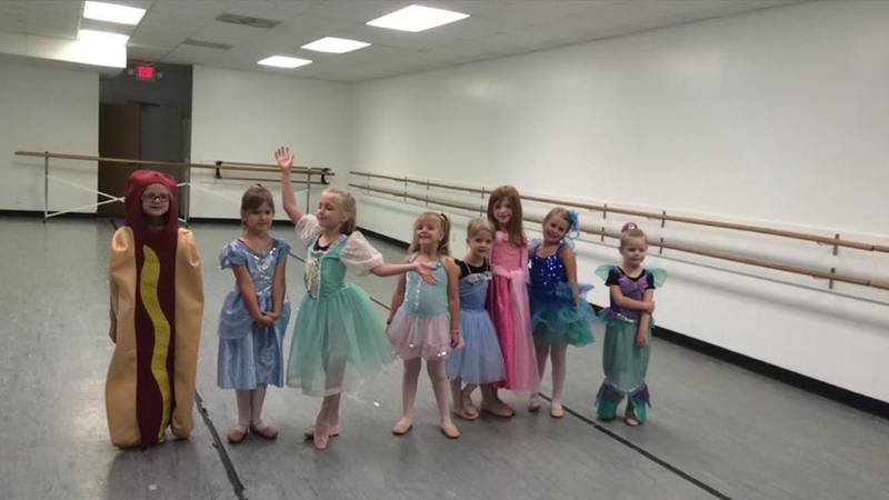 Fem år gamle Ainsley tok på pølsekostyme på danseskolens prinsesseuke. 