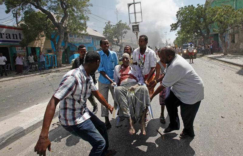 Somalia: I flere tiår har Somalia vært en forfeilet stat, med maktkamp og islamistsk vold. Her hjelpes en skadd mann etter bombeangrep i Mogadishu 13. mars.