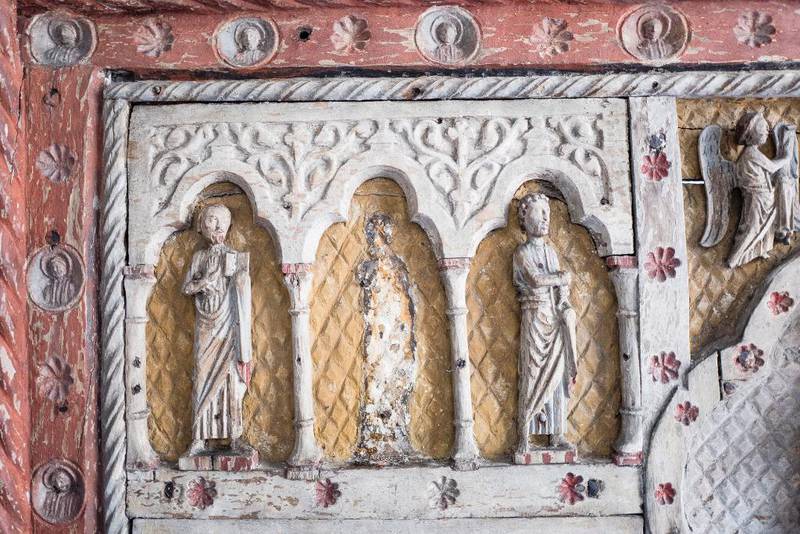 VAR GYLLEN: Altertavlen fra Komnes i Buskerud er datert til perioden 1230-50. Den er laget i tre, men så opprinnelig ut som om den var av ­metall.