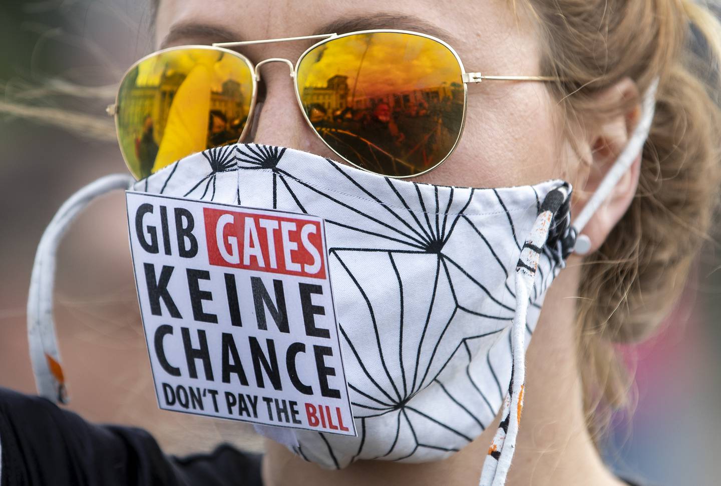 «Gib Gates keine Chance» - ikke gi (Bill) Gates en sjanse, har vært et populært slagord under koronaprotestene i Tyskland. Tesen er at det er de rike og mektige som står bak vaksinen, i et forsøk på å kontrollere befolkningen.