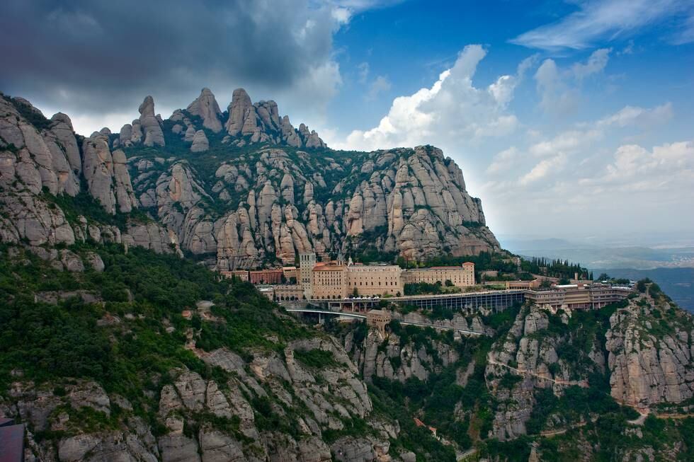 På fjellet Montserrat ligger et kloster med røtter tilbake til slutten av 800-tallet. Klosteret har vært et valfartsmål i århundrer på grunn av en Madonnastatue (La Moreneta), som sies å være undergjørende.