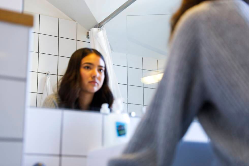 Oslo  20181001.
Illustrasjonsbilde av jente som står foran speilet på badet. Modellklarert. Foto: Wilma Nora Dorthellinger Nygaard.