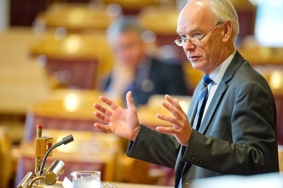 Sp-profilen Per Olaf Lundteigen gikk hardt ut mot Venstre, som han mener svikter i sosialpolitikken: – Vi har fått to politiske tvillinger nå – Frp og Venstre, sa han.