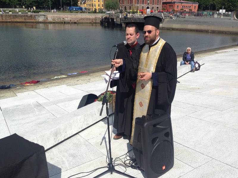 Den gresk-ortodokse presten Alexandros Loukatos hadde liturgisk bøn under minnemarkeringa. 