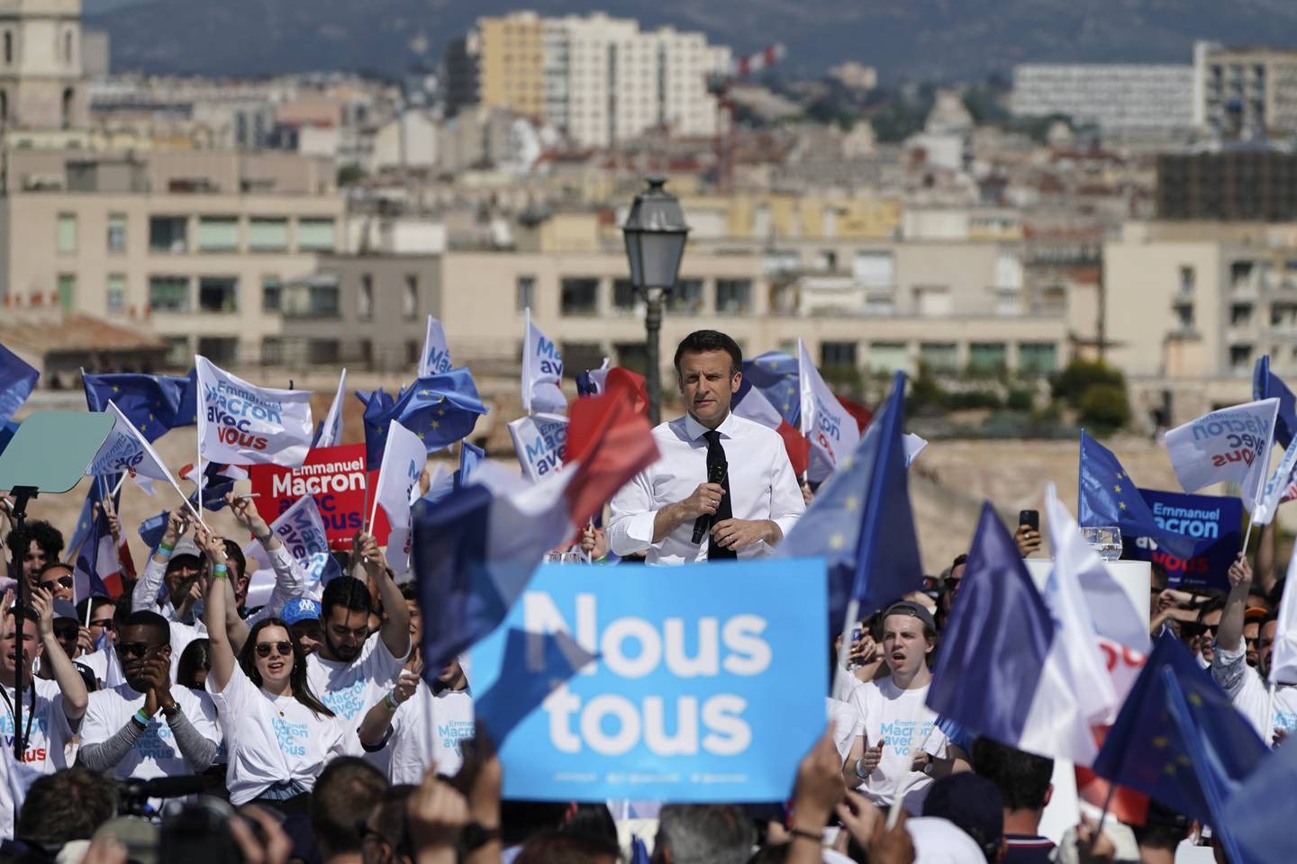 Emmanuel Macron holdt valgmøte i Marseille lørdag for å samle stemmer før andre omgang i presidentvalget. For å sikre seg en ny periode i Elyséepalasset må han slå Marine Le Pen 24. april. Foto: Laurent Cipriani / AP / NTB