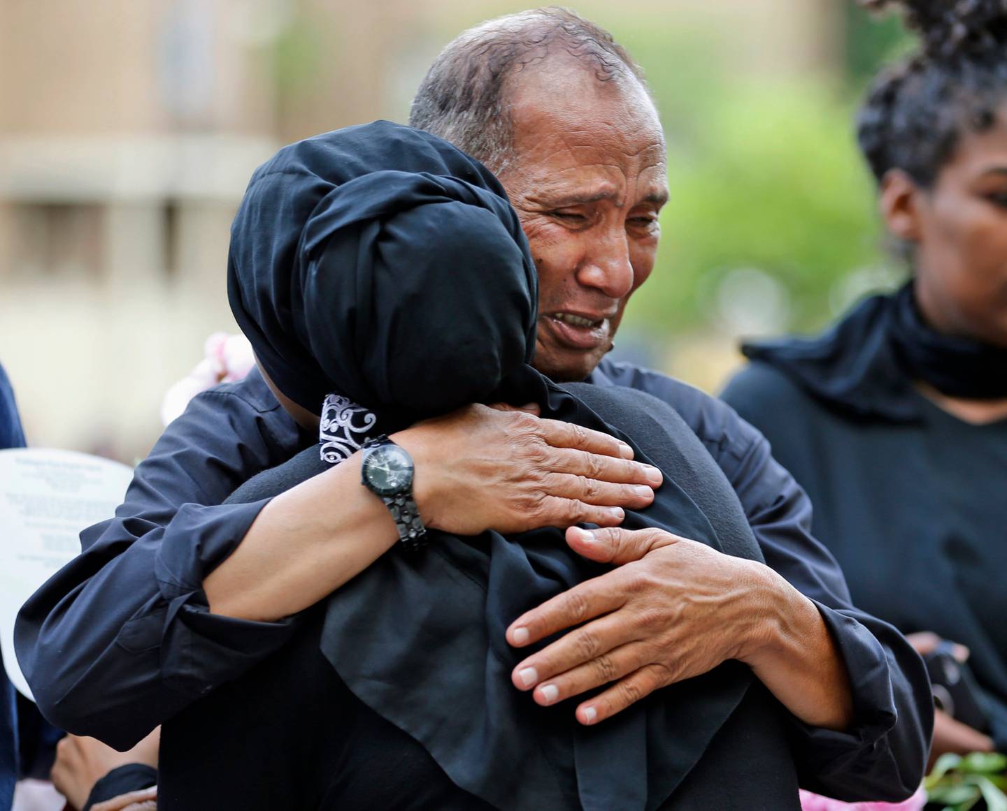 Mahmoud Hassanen Aboras omfavnes før en minnestund for datteren Nabra Hassanen, som ble drept i juni i år. Familien mente Nabra ble utsatt for hatkriminalitet. Foto: Steve Helber/AP/NTB scanpix