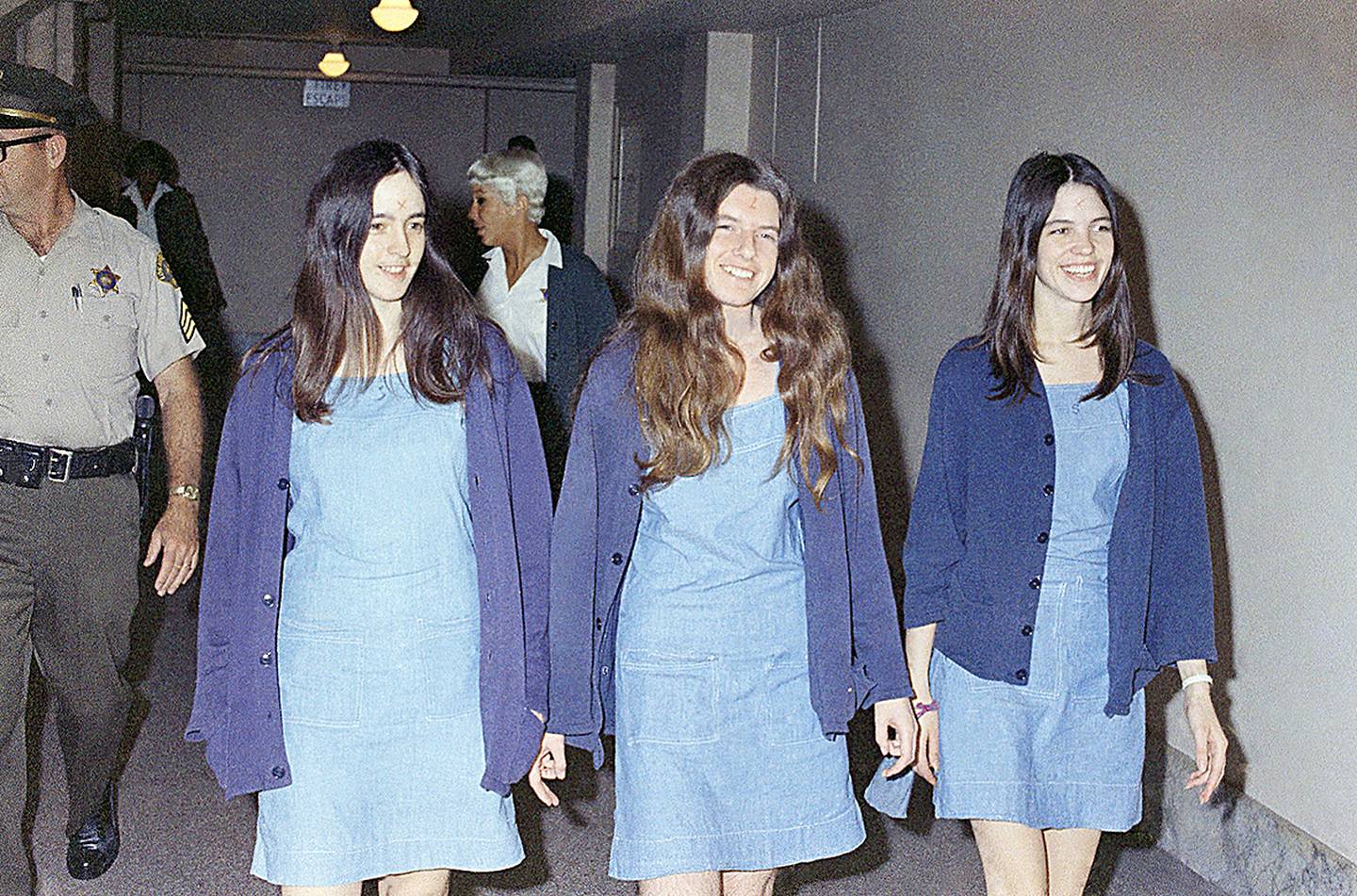Bildene av de smilende drapskvinnene fra kretsen rundt Manson har bidratt til å befeste sektens plass i populærkulturen. Bildet viser Susan Atkins, Patricia Krenwinkel og Leslie Van Houten under rettssaken i 1969. Foto: George Brich/AP/NTB scanpix