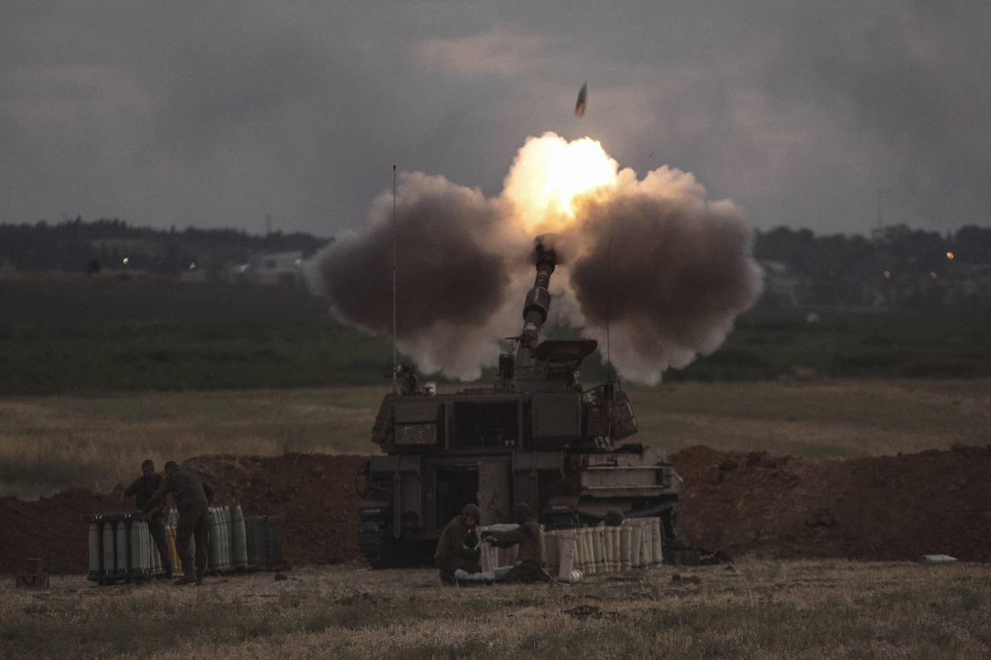 En israelsk artillerienhet fyrer av mot Gazastripen mandag. Foto: Heidi Levine / AP / NTB