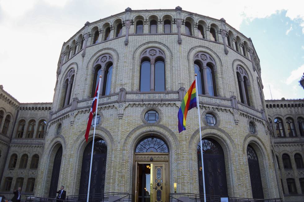 Regnbueflagget heises på Løvbakken foran Stortinget for å markere åpningen av Oslo Pride 2022. Foto: Marianne Løvland / NTB