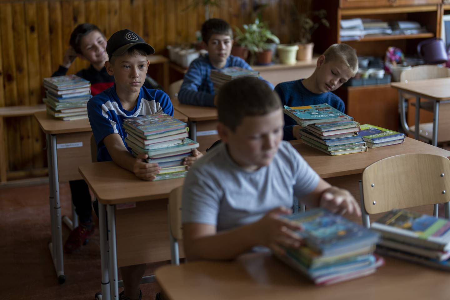 LÆREBØKER: Studenter sitter i et klasserom for å motta lærebøker i forkant av ukens begynnelse av studieåret på Mykhailo-Kotsyubynskes lyceum, som ble bombet av russiske styrker 4. mars. Skolen ligger i Chernihiv i Ukraina.
