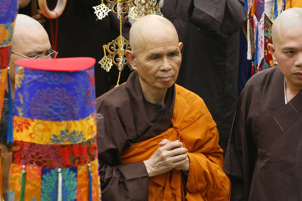 Den innflytelsesrike zenbuddhistiske munken Thich Nhat Hanh, her under en seremoni Ho Chi Minh-byen i 2007, er død, 95 år gammel. Foto: AP / NTB