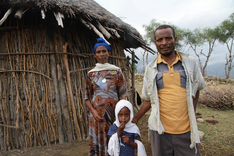Abdulkadir Stehegn (39) og kona Banchiyirga Siyage (37) har tre barn i tillegg til Fatemet. De har måttet kutte måltider og har mistet buskapen etter langvarig tørke. Uten inntekter har de heller ikke penger til å sende barna til skolen.