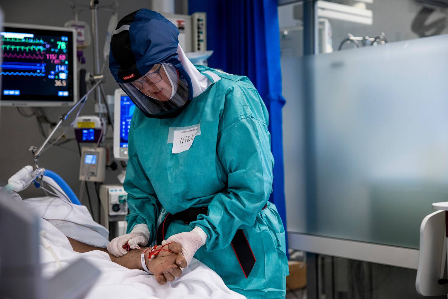 Oslo 20201127
Behandling av pasienter med Covid-19 på intensivavdeling på Oslo Universitetssykehus Rikshospitalet. «Nikki» Anniken Hars behandler en av pasientene.
Foto: Jil Yngland / NTB