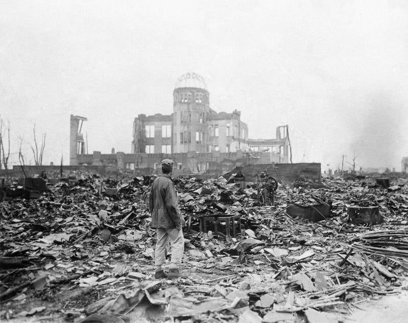 Overflatetemperaturen fra atombomben «Little Boy», som ble sluppet over Hiroshima 6. august 1945, kom opp i 4.000 grader. Kjøretøyer og bygninger smeltet, og trykkbølgen gjorde både dyr og mennesker til støv. En kvart million mennesker ble drept.
