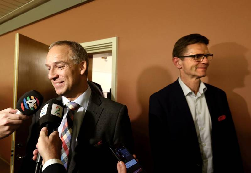 KrFs Hans Olav Syversen (t.v.) og Venstres Terje Breivik ved starten av budsjettforhandlingene, som nå har vart i 22 dager.