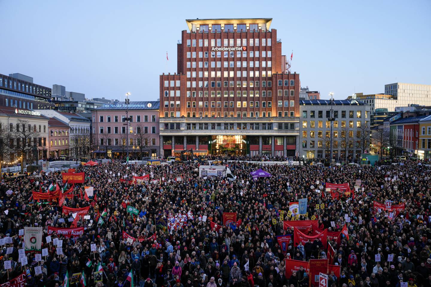 Markeringen av den internasjonale kvinnedagen 8. mars på Youngstorget i Oslo. Foto: Javad Parsa / NTB