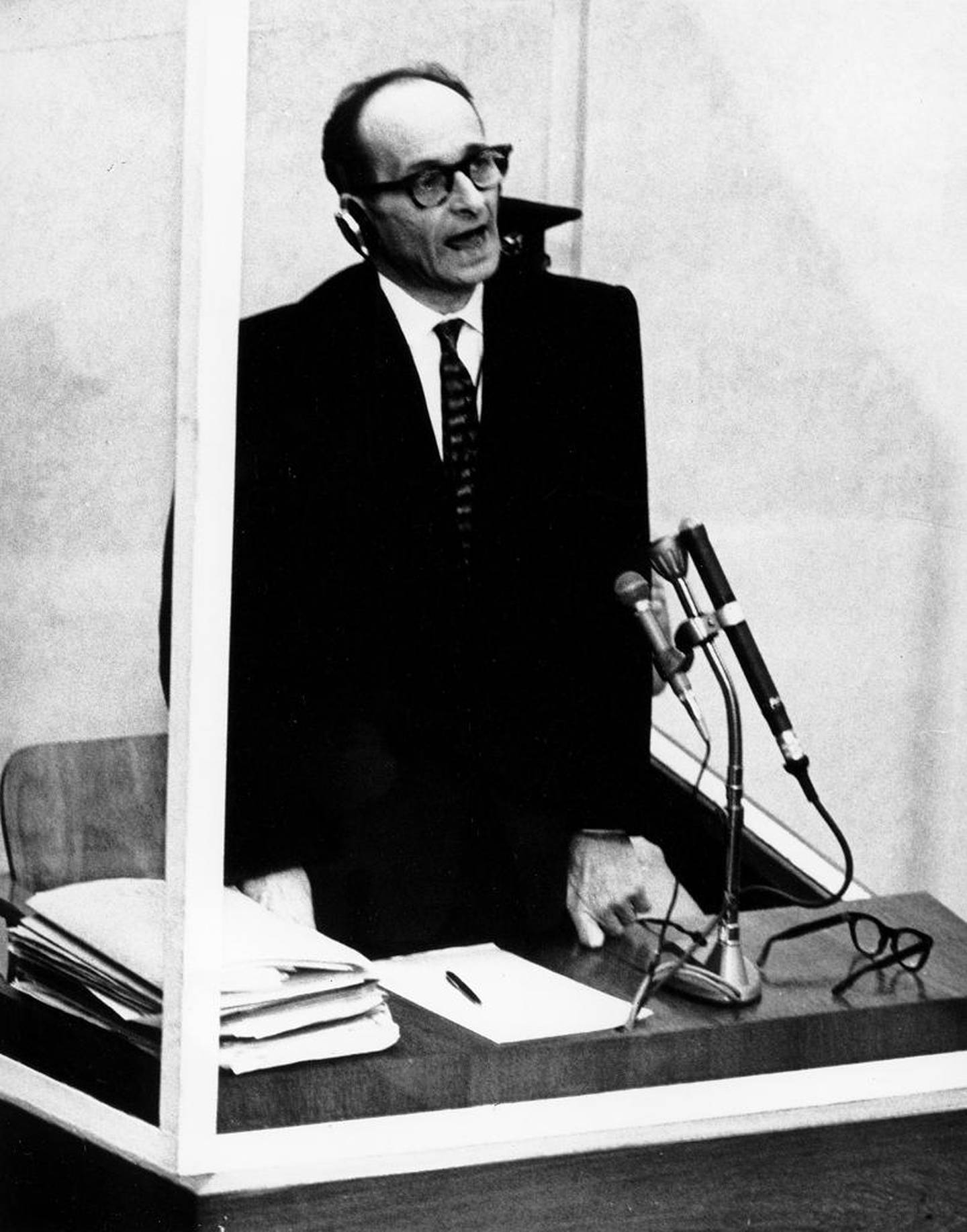 Adolf Eichmann ble stilt for retten for sine krigsforbrytelser i Israel i 1961. Han var en av de hovedansvarlige for logistikken under Holocaust. Eichmann ble dømt til døden.