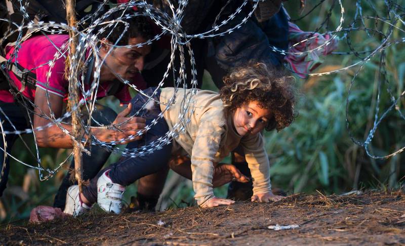 Ungarn bygget i fjor et 175 kilometer langt piggtrådgjerde på grensen mot Serbia. Gjerdet skal hindre flyktninger fra å ta seg inn i landet. Ved å trosse gjerdet risikerer man tre års fengselsstraff.