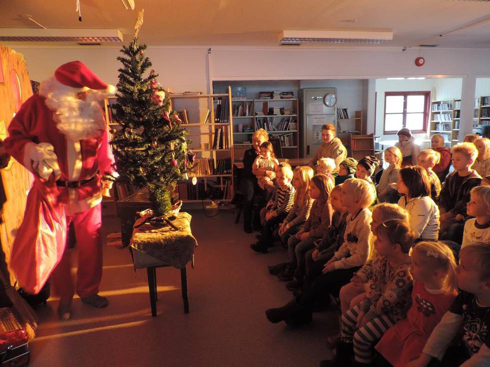 Fullt hus: Askeladdteateret spilte Askeladdens jul for 60 frammøtte i Bygland bibliotek.