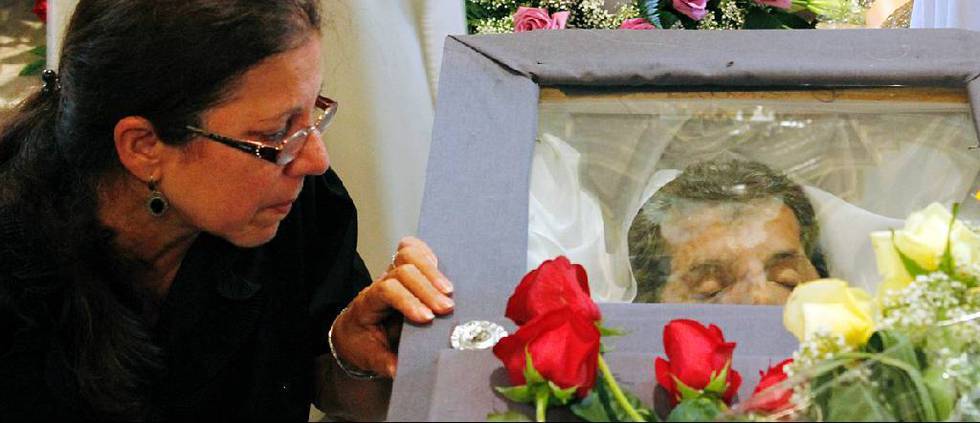 Ofelia Acevedo, enken til den kjente cubanske dissidenten Oswaldo Paya, tar farvel med sin mann ved begravelsen i Havana.