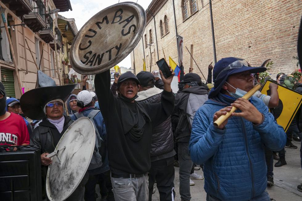 Demonstranter marsjerer i sentrum av Quito for lavere drivstoffpriser. Foto: Dolores Ochoa / AP / NTB