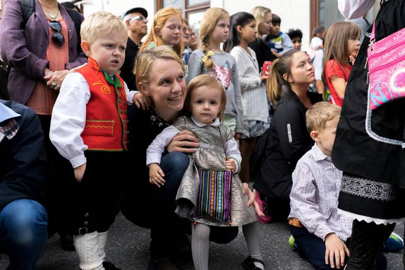 Ragnhild Aadland Høen og barna Johannes (4,5) og Maria (2) var på kulturdag. – Her er alle minoritet, sier hun.