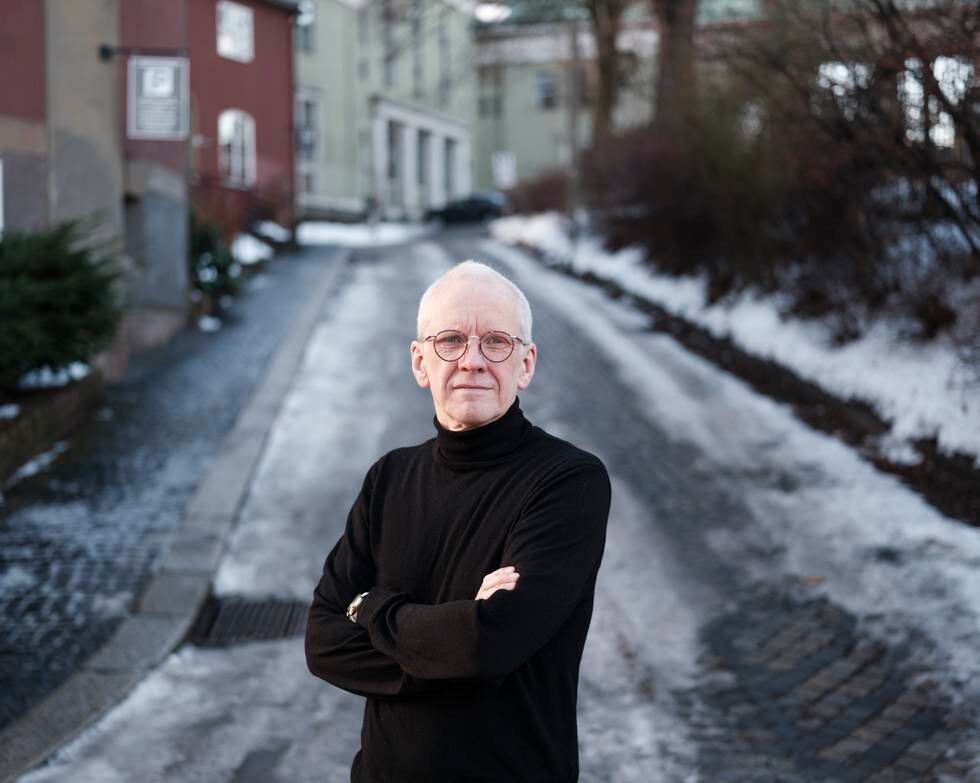 Ole Georg Moseng. Forfatter av boka Pesten kommer. Krist kirkegård bak Gamle Deichman hovedbibliotek i Oslo.