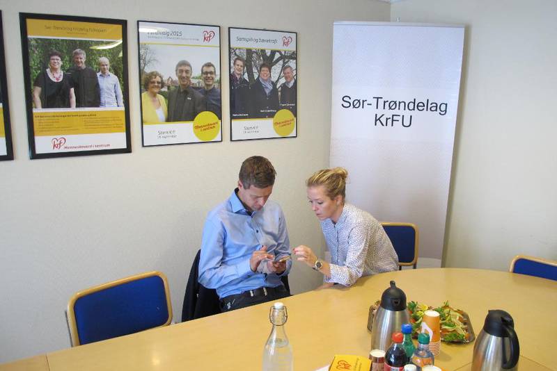 MEDIESTRATEGI: Pause på partikontoret i Trondheim, der samkjører kommunikasjonsrådgiver Gunnhild Sørås og Knut Arild Hareide svarer på en av dagens utallige forespørsler via sms.