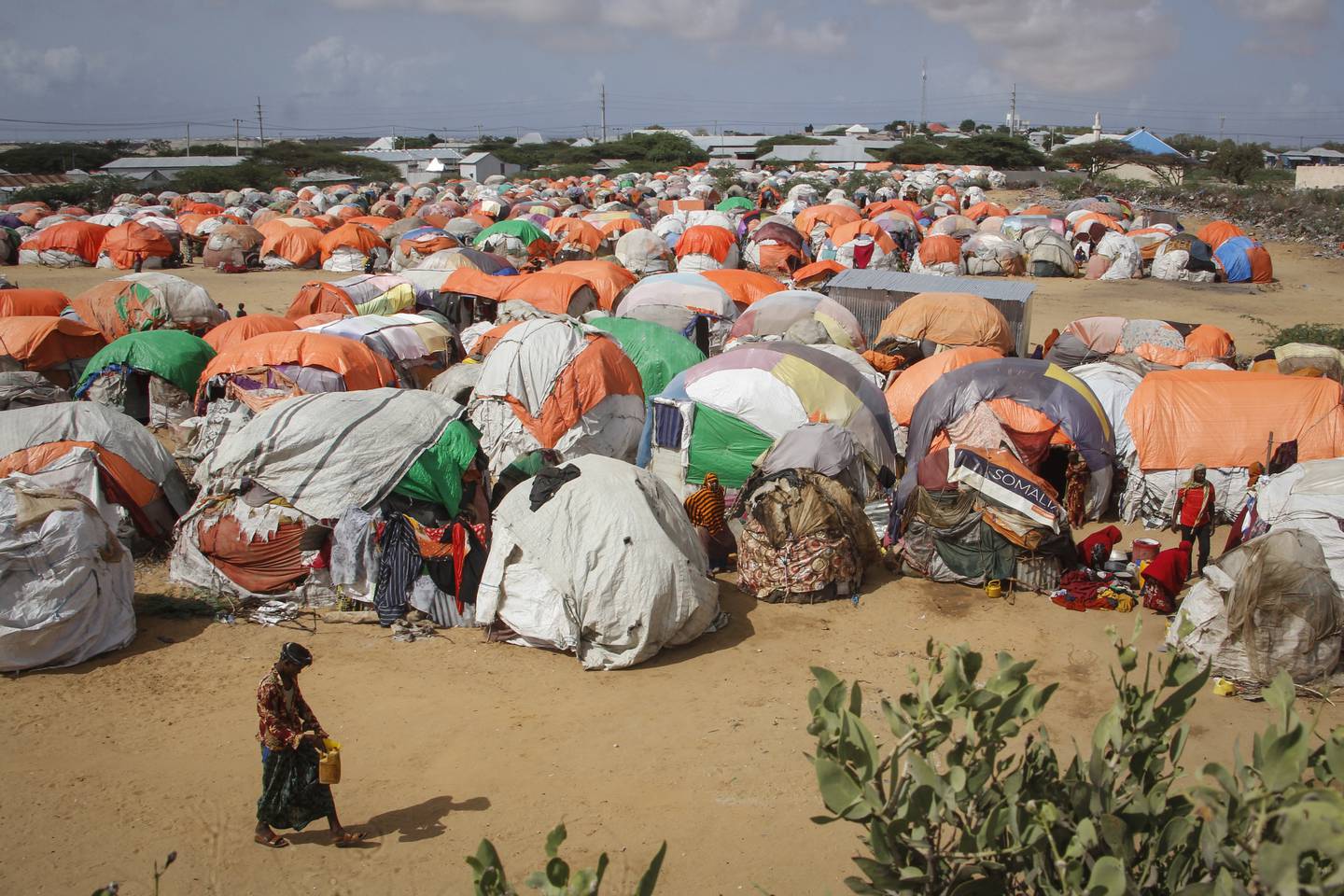 Det vil bli «en eksplosjon i antallet barnedødsfall» på Afrikas Horn dersom verden utelukkende fokuserer på krigen i Ukraina og unnlater å handle, slår FNs barnefond (Unicef) fast. Hundretusenvis av somaliere bor nå i leirer som denne i utkanten av Mogadishu, men nødhjelpen uteblir. Foto: AP / NTB  