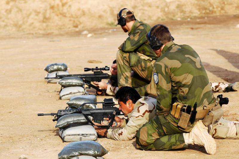 Soldater fra Telemark bataljon trener opp peshmerga-soldater i en treningsleir utenfor Erbil. 