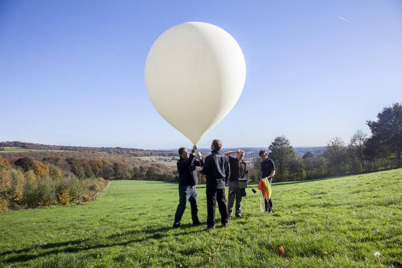 Askespredning blir stadig vanligere i Norge. En måte å gjøre det på er å la en ballong løfte asken til 30.000 meters høyde, før den spres i atmosfæren.