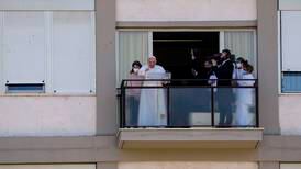 Paven viste seg offentlig første gang siden han ble operert