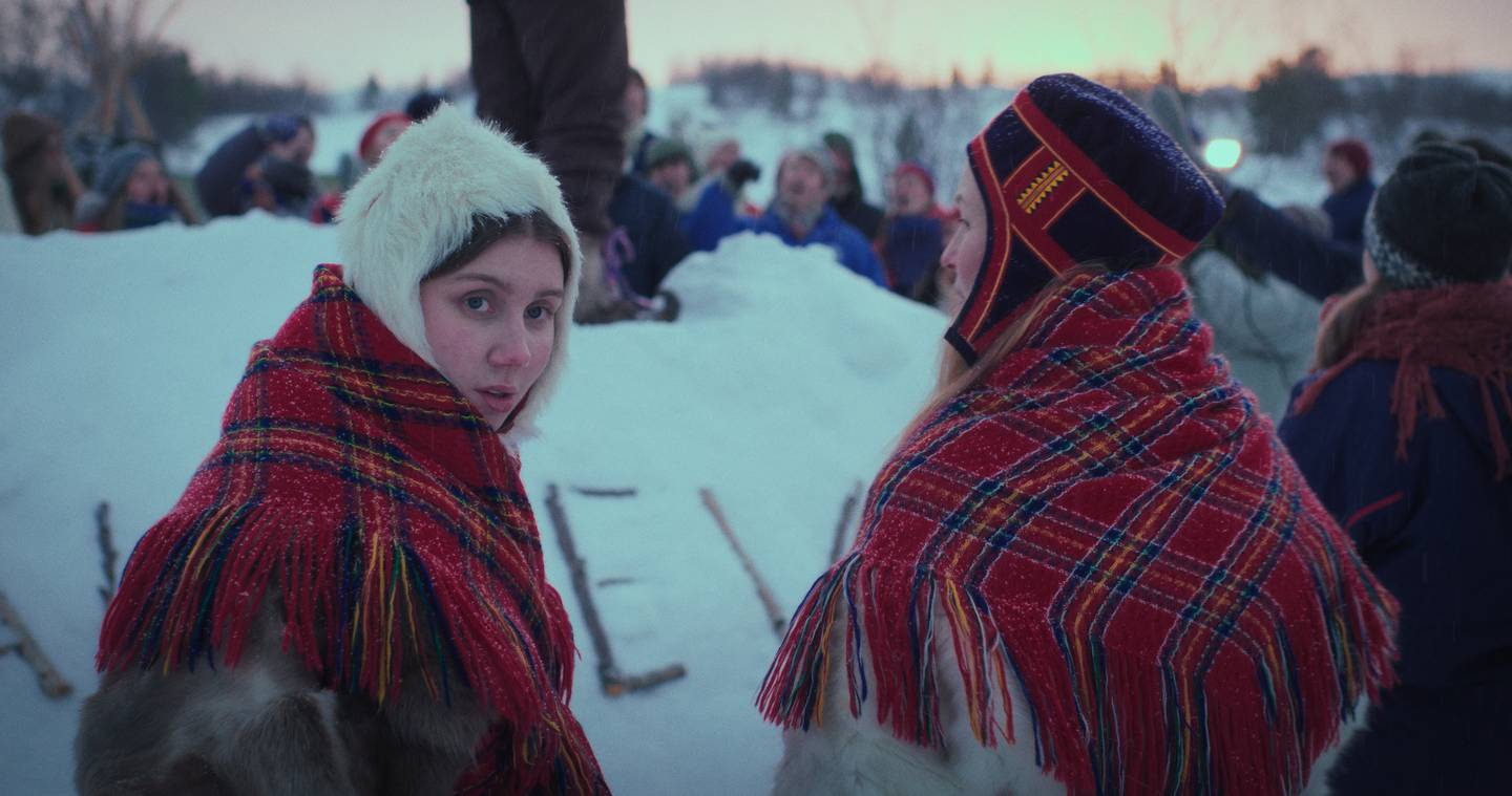 Møtet med aksjonistene som vil stanse utbyggingen av Alta-vassdraget, får Ester (Ella Marie Hætta Isaksen) til å våkne opp og kjempe for sin samiske identitet. (Foto: Mer Film)