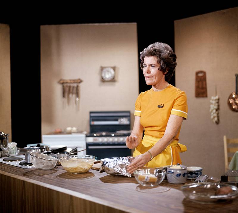 OSLO november 1974. Ingrid Espelid Hovig lager mat i fjernsynskjøkkenet i NRK.
Foto: Jan Dahl / NTB scanpix