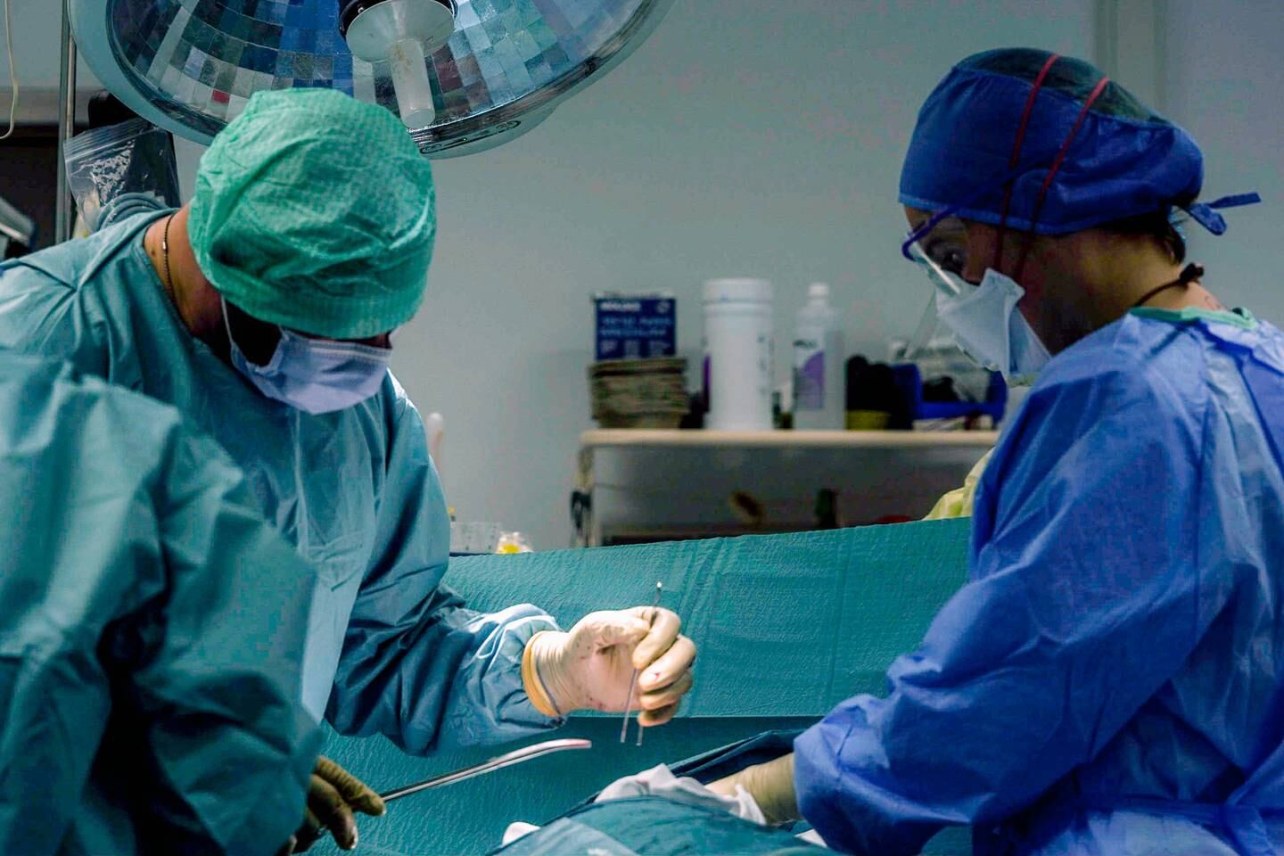 To norske kirurger jobber med en pasient som ble skadd i en eksplosjon og skuddveksling i Kabul i 2020. Foto: Jørn Rødum / Forsvaret / NTB