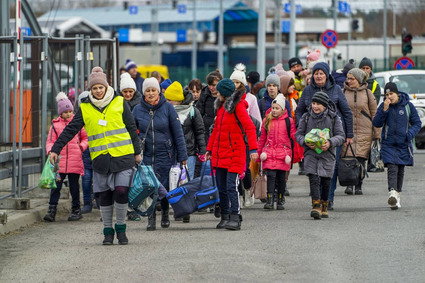 Bildet viser flyktninger ved grensebyen Dorohusk i Polen. Foto: Lise Åserud / NTB