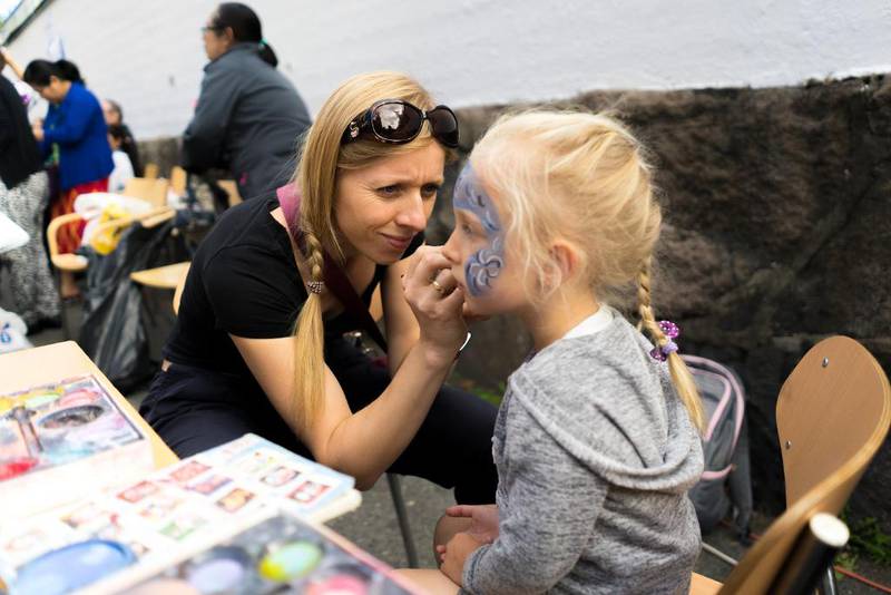 Ela Hembel var med på kulturdagen til St. Olavs kirke, og gav barna ansiktsmaling.