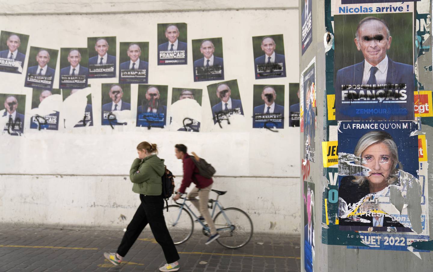 Valgplakater av de to ytre høyrekandidatene Eric Zemmour og Marine Le Pen i Paris. Foto: François Mori / AP / NTB