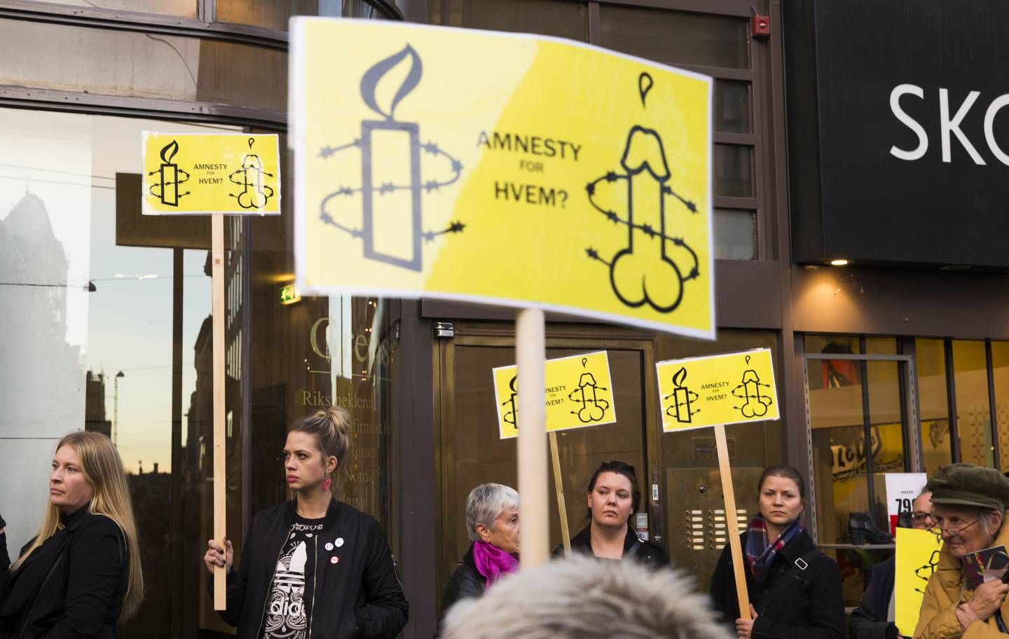PROTEST: Ifølge kommunikasjonssjef i Amnesty Norge, fikk organisasjonen enda flere utmeldelser i forbindelse med at de i 2016 gikk ut mot den norske modellen for kriminalisering av sexkjøp. Her demonstrerer norske feminister etter initiativ fra Kvinnefronten og Kvinnegruppa Ottar.