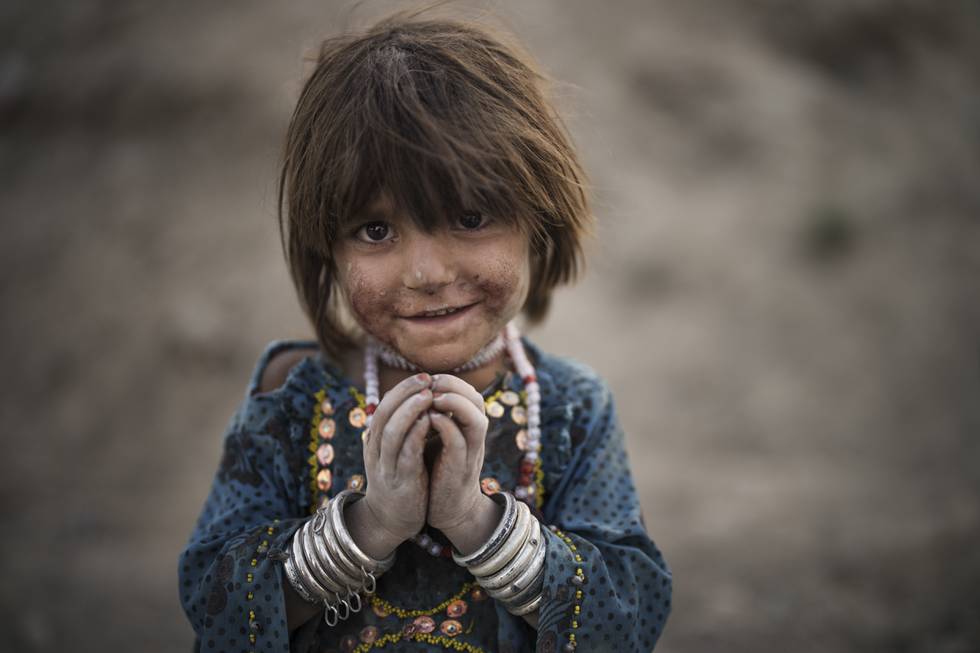 Redd Barna er glade for at deres kvinnelige ansatte får jobbe i Afghanistan selv etter at Taliban tok makten igjen. Jenta på bildet heter Laila og bor i Kabul. Foto: AP / Felipe Dana / NTB