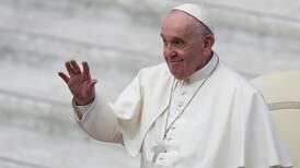 Paven hyller folk som flykter fra krig med barn