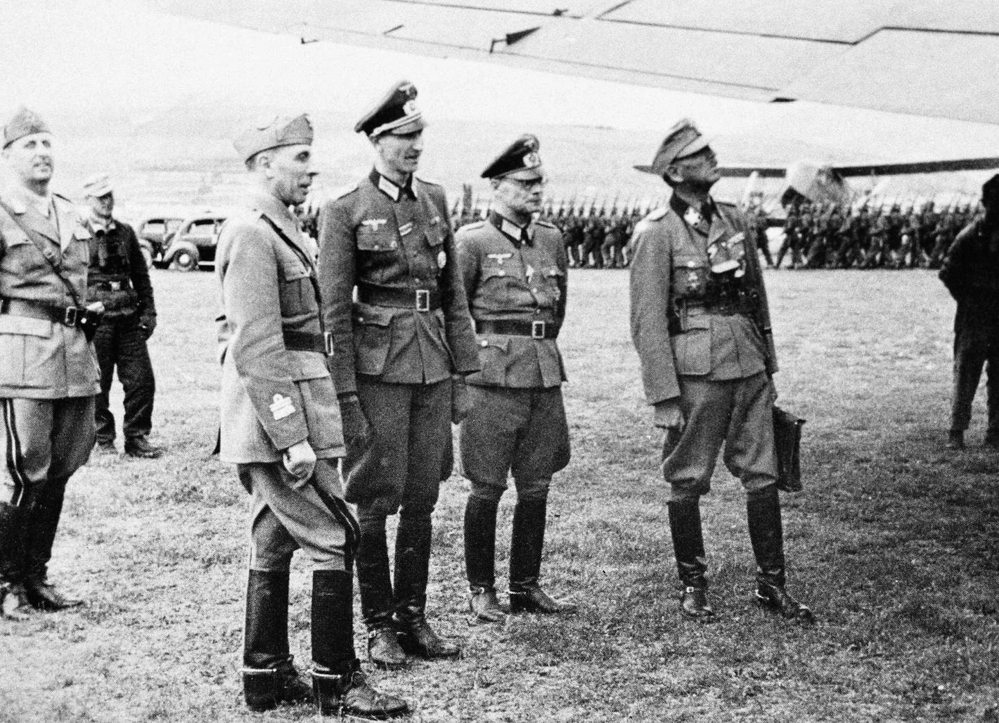 Kurt Waldheim fotografert i Jugoslavia den 22. mai 1943. Waldheim er den høyeste av de uniformerte. I 1986 slo fortiden tilbake på den tidligere FN-toppen, og det kommende året ble Østerrike rammet av en politisk krise.