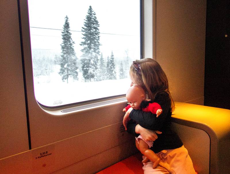 Trondheim  20190118.
Illustrasjonsbilder: Jente som ser ut av togvinduet med dukke.  ung jente. Modellklarert
Foto: Gorm Kallestad / NTB scanpix