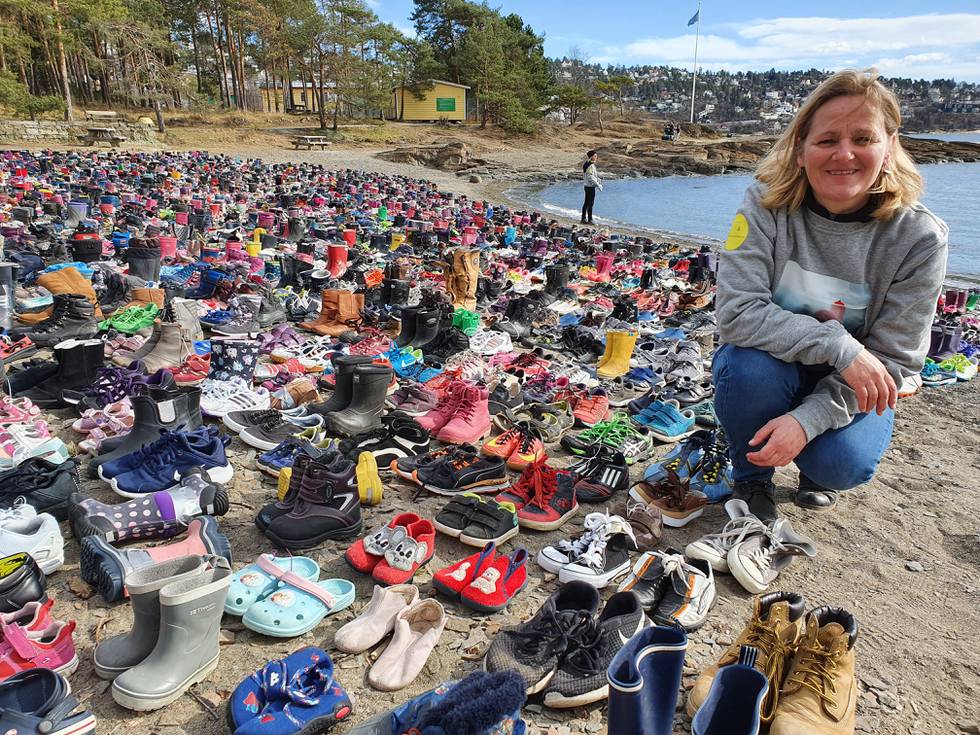 Psykolog Katrin Glatz Brubakk sier at koronaviruset ikke har bremset på folks engasjement. – Snarere tvert imot. Responsen fra hele landet er helt fantastisk, sier hun. Bildet er tatt på stranda på Ulvøya tirsdag.
